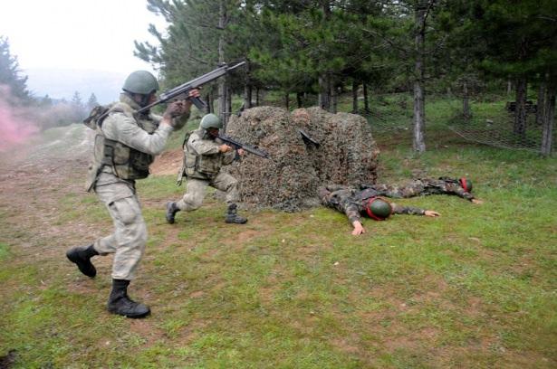 <p>Düşmanın lojistik üssüne sızarak muharebe kabiliyetini yok etmek isteyen komandolar, dost hava üstünlüğü sağlanan düşman topraklarındaki bir bölgeye helikopterle indi.</p>
