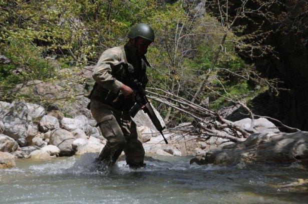 <p>Sırtlarında taşıdıkları 40 kilogramlık çanta ve teçhizatları ile 450 kilometre civarında yol kat eden komandolar, yaklaşık 60 metre yükseklikteki uçurumdan kanyona, eğitim aşamasında öğrendikleri ileri dağcılık yöntemini kullanarak ulaştı.</p>
