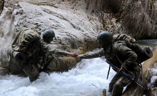 <p>Soğuk suya hiçbir koruyucu giysi giymeden giren komandolar, zaman zaman boyunlarına kadar ulaşan suyla mücadele etti.</p>