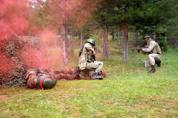 <p>Burdur, Antalya, Konya ve Isparta'yı içine alan 20 bin kilometrekarelik alanda 600 kilometrelik parkuru 21 günde tamamlayan komandolar, daha sonra katılacakları "Su üstü komando harekatı" ve "Hava indirme harekatı" safhalarını başarıyla tamamlamaları halinde komando ihtisas brövesi almaya hak kazanacak.</p>
