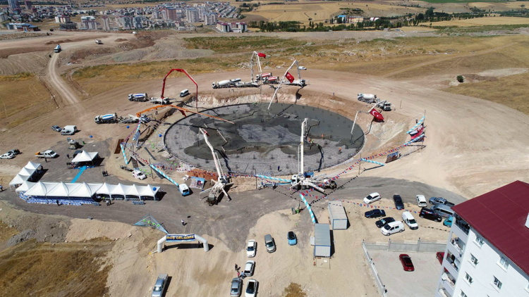 <p>Sivas Belediyesi tarafından Türkiye'de ilk defa ay yıldız temalı olarak inşa edilecek olan "Ayyıldız Camii"nin temeli düzenlenen törenle atıldı. </p>

<p> </p>
