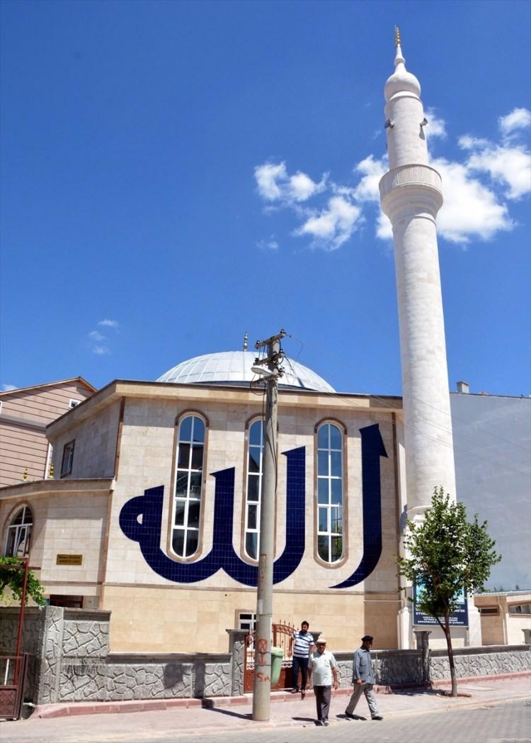 <p>DÜNYANIN EN İLGİNÇ CAMİLERİ</p>

<p>Kırşehir'de, Bakara Suresi'ndeki bir ayetten esinlenilerek iç dizaynı yapılan cami, çimleri andıran halı döşemesi, tavanındaki gökyüzü ve duvarlarındaki ağaç resimleriyle dikkati çekiyor.</p>

<p> </p>
