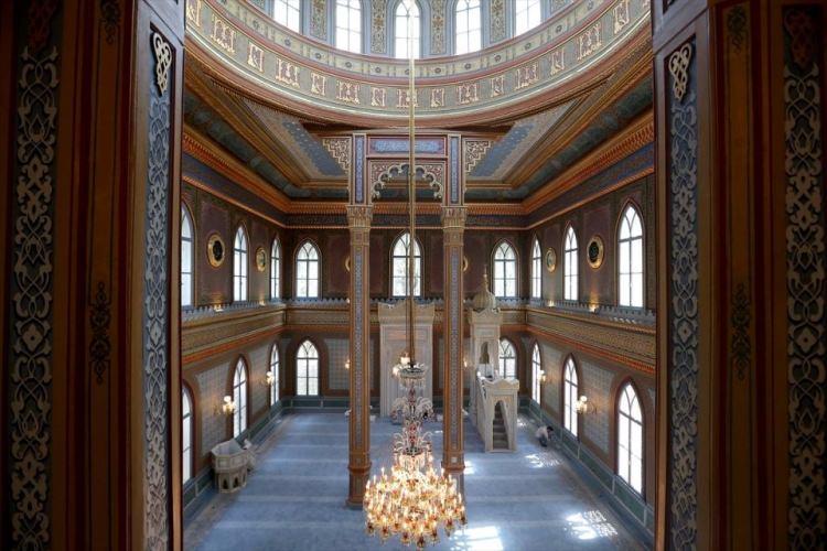 <p>Caminin orta mekanında bulunan avizenin çok değerli olduğuna dikkati çeken Sarı, "Avizenin Alman İmparatoru 2. Wilhelm tarafından camiye hediye edildiğini biliyoruz. Bunun da zaman içinde kısmi arızaları vardı. Onlar da yenilenerek temizlendi ve yerine asıldı. Gerçekten o da çok değerli ve önemli bir parça." diye konuştu. </p>