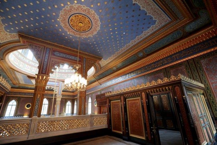 <p>Caminin iç mekanının sağında ve solunda yer alan ahşap kafeslerin de iyi bir marangoz olan 2. Abdülhamit tarafından yapıldığını dile getiren Sarı, "Caminin her iki tarafında simetrik halde bulunan, selamlık dediğimiz ahşap kafesler var. </p>