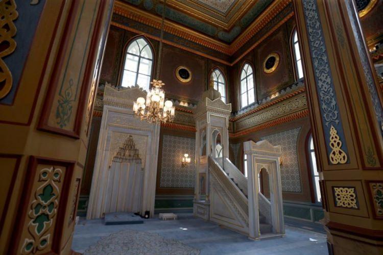 <p>Bunların bizzat camiyi yaptıran ulu hakanımız Abdülhamit Han tarafından yapıldığını biliyoruz. Çünkü kendisi herkesin bildiği üzere çok iyi bir marangoz. Dolayısıyla bunları bizzat kendi elleriyle yaptığı ve buraya monte edildiği şeklinde bilgimiz var. Halen orijinal haliyle onlar burada durmaktalar." ifadelerini kullandı. </p>