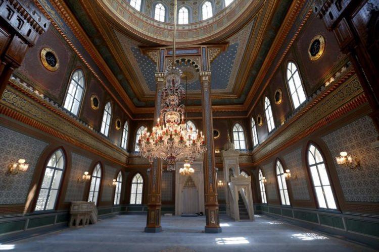 <p>Sarı, caminin ahşap bölümlerinin de temizliklerinin, kurtlanmaya karşı ilaçlamalarının yapıldığını, cila ve koruyucular sürülerek son hale getirildiğini de söyledi. </p>