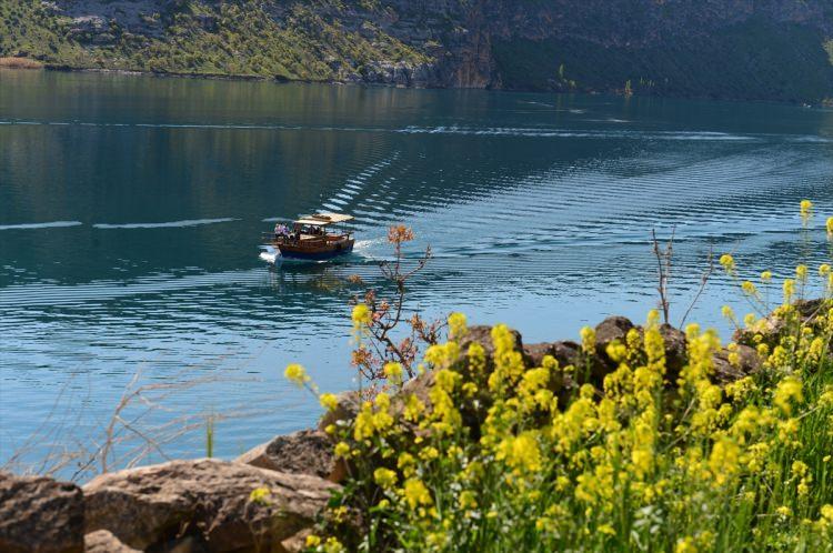 <p>Türkiye'de nehirlerde pek rastlanmayan "Yüzen oteller" ile ilgili proje hazırlayarak onaya sunduğunu anlatan Kurt, "Bu yıl turizm çok iyi geçecek, ilk katılımlar bunu gösteriyor.</p>
