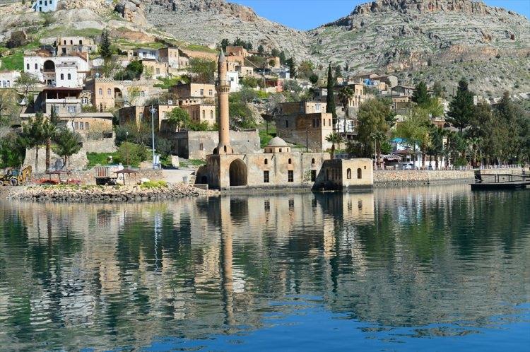 <p>Odalar tekne şeklinde olacak, konuklarımız Fırat Nehri üzerinde istediği yerde gezebilir ya da konaklayabilir." diye konuştu.</p>
