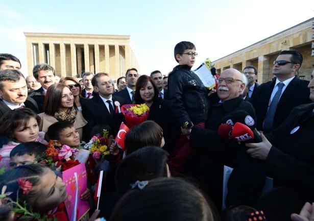 <p>Bakan Avcı, törenin sonunda çiçekle karşılayan Mersin Erdemli Arpaçbahşiş Atatürk İlkokulu öğrencilerinin Öğretmenler Günü için ezberledikleri şiirlerini dinledi.</p>
