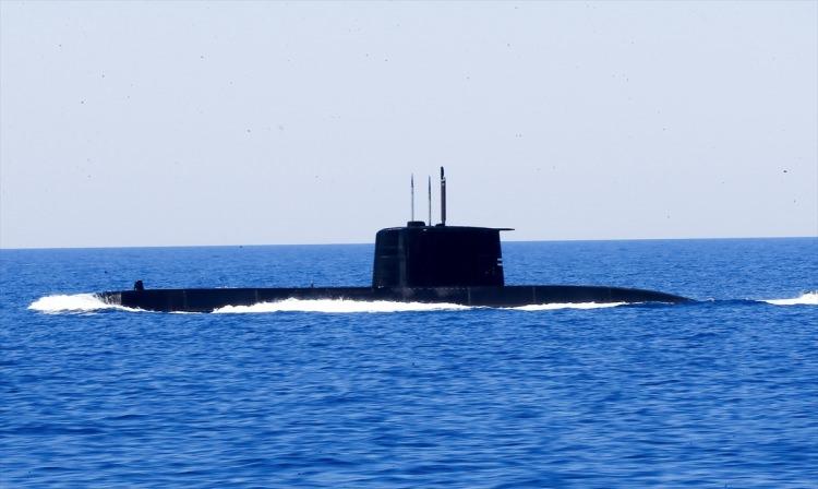 <p><span style="color:#FF8C00"><strong>Tatbikatta bir ilk</strong></span><br />
Seçkin gözlemci gününün ilk bölümü, Sea Hawk helikopterinden sabit hedefe Temren Füzesi ve yine Sea Hawk helikopterinden hareketli hedefe Hellfire Füzesi atılmasıyla tamamlandı. Milli imkanlarla üretilen Temren Füzesi, Deniz Kuvvetleri Komutanlığınca bir tatbikat kapsamında ilk defa kullanıldı.</p>