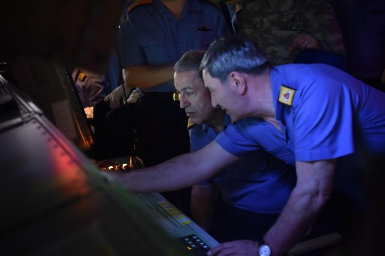 <p>Deniz Kuvvetleri Komutanlığına ait AB-212 tipi helikopterden denize atlayan iki SAS personeli, yüzerek mayınlı bölgeye geldi. Buradaki hazırlıkların ardından mayını imha eden iki personel botla bölgeden alındı.</p>