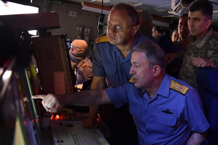 <p>SAT timleri tarafından Yılancık Adası'nda senaryo kapsamında belirlenen düşman hedeflerinin imhasına geçildi. SAT timleri havadan ve denizden hedef bölgeye yöneldi. Helikopterle yüksek irtifadan paraşütle serbest atlayış yapan SAT personeli adaya indi. Bu sırada su altından giden ekip de adaya çıktı. SAT botundan hedeflere yapılan atışların sonrasında adaya helikopterden iple SAT timi indirildi. Belirlenen hedeflerin imhasının ardından SAT timi adada Türk bayrağı açtı. SAT timleri, tatbikatın sancak gemisi TCG Kemalreis Fırtakeyni'nin önünden selamlama geçişi yaptı.</p>