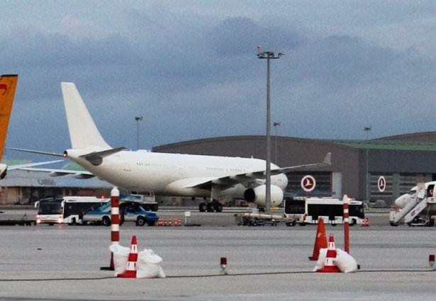 <p>Türkiye Cumhuriyeti’nin yeni uçağı TC-TUR tescilli Airbus A330-200 Prestige, Erdoğan’ın Çankaya’da devir teslim törenine katıldığı dakikalarda Türkiye’ye gelmek üzere ABD’nin San Antonio Havalimanı'ndan havalandı. </p>
