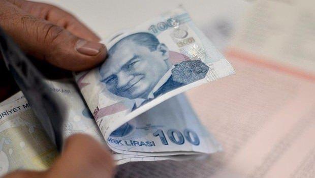 <p>SSK, sosyal güvenlik kuruluşları tek çatı altında toplanmadan önce de aylık alan sigortalıların ortalama ölüm yaşına ilişkin verileri düzenli olarak yayımlıyordu. Buna göre, 1978 yılında emekli aylığı almakta iken ölenlerin ortalama yaşı erkeklerde 65, kadınlarda 66 oldu.</p>
