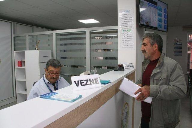 <p> SGK’nın yeni açıkladığı verilere göre erkekler ortalama 70, kadınlar ise 71 yaşında ölüyor. <strong>Yani ortalama emeklilik yaşına göre erkekler 18, kadınlar ise 19 yıl emekli maaşı alabiliyor (Habertürk)</strong></p>
