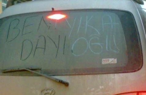 <p><strong>Arabaya beni yıka yazmak.</strong></p>
