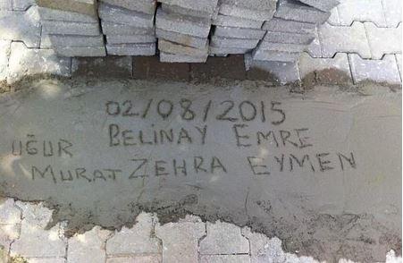 <p>​<strong>Yeni atılmış betona isim yazmak.</strong></p>
