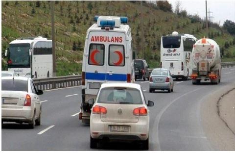 <p>​<strong>Ambulansın arkasına takılıp emniyet şeridinden gitmek.</strong></p>
