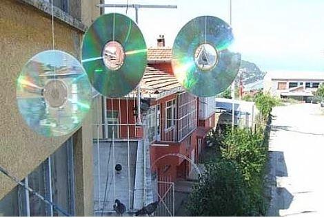 <p><strong>Arabanın dikiz aynasına cd, vites koluna tespih asmak.</strong></p>
