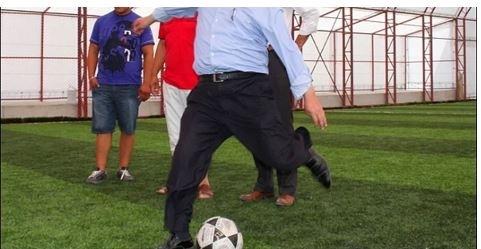 <p>​<strong>Kumaş pantolonla halı saha maçına gitmek.</strong></p>
