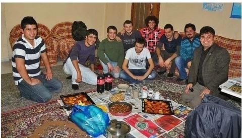 <p><strong>Gazeteyi sadece yemeğin altına serdiğinde okumak.</strong></p>
