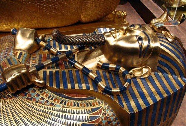 <p>Mısır’daki Krallar Vadisi’nde ve civarında bir yüzyıldır yapılan kazı çalışmalarında 64 mezar ve bunlara bağlı odalar ortaya çıkarıldı. Ünlü firavun Tutankhamun’un, KV62 olarak bilinen hazinelerle dolu gömütü açık farkla bunların en ünlüsü. National Geographic bu gizemin peşine düştü.</p>

<p> </p>
