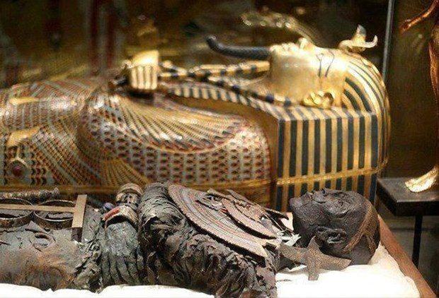 <p>Tutankhamun'un mumyası haricinde mezardan çıkarılanlar Kahire müzesinde sergileniyor.</p>

<p> </p>
