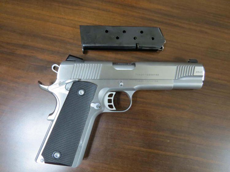 <p>Polis ele geçirilen bu silah ve mermilere el koydu. Silahların hepsinin ruhsatlı olduğu belirtildi.</p>
