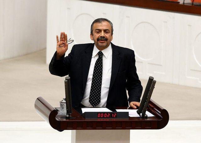 <p>- Üyeliğin düşmesi için mahkûmiyet kararı verilmesi ve bu kararın kesinleşmesi gerekiyor. Mahkûmiyet kararı Yargıtay’da onanıp kesinleştikten sonra TBMM Genel Kurulu’nda okunduğu zaman milletvekilliği düşüyor.</p>