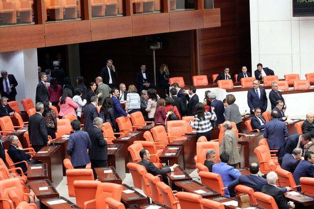 <p>28 VEKİL DÜŞERSE 3 AY İÇİNDE ARA SEÇİM</p>
<p> </p>
<p>HDP milletvekillerinin tutuklanması, Meclis aritmetiğini değiştirmeyecek. Meclis’te HDP Grubu’nun düşmesi, vekilliklerin ortadan kalkması da söz konusu olmayacak.</p>
