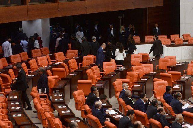<p>- Soruşturmalarını tamamlayan savcılıklar, vekilleri ifadeye çağırdı. HDP’liler, ifade vermeye gitmeyeceklerini açıkladı. Diyarbakır, Şırnak, Hakkâri, Van ve Bingöl’ün de aralarında bulunduğu savcılıklar, HDP’li yöneticiler ve milletvekilleri hakkında gözaltı kararı verdi.</p>