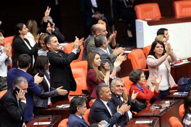 <p>SİNE-İ MİLLET ENGELİ</p>
<p>HDP Grubu, tutuklama kararlarına karşı topyekûn istifa edip sine-i millete dönme kararı alabilir. Ancak bu durumda da vekillerin istifaları ancak genel kurulda kabul edilmesi durumunda geçerli olacak. Genel kurulda kabul edilmezse istifalar geçerli olmayacak.</p>