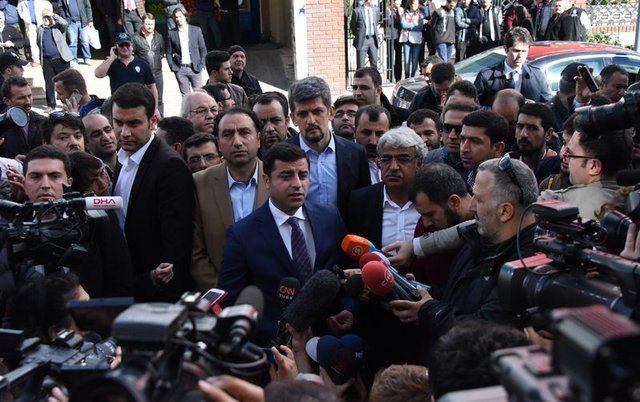 <p>ARA SEÇİM OLABİLİR</p>

<p>Milletvekilleri hakkındaki yargılama sonucunda mahkûmiyet kararı kesinleşirse Meclis’te tablo değişecek. Mahkûmiyet kararları genel kurulda okunduğunda kendiliğinden vekillikleri düşecek.</p>
