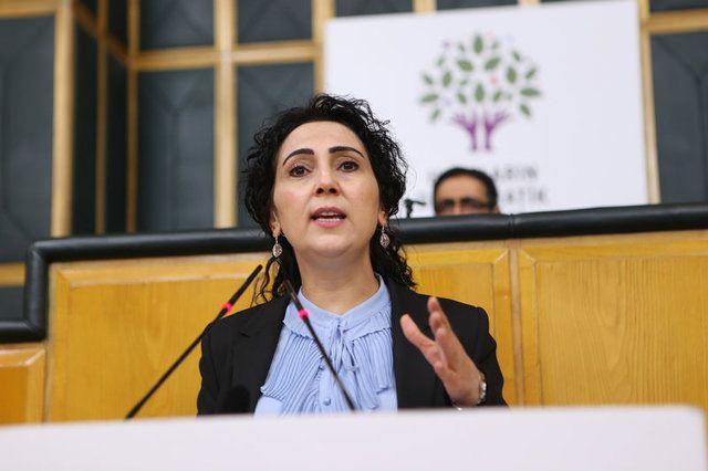 <p>- Mahkeme önüne çıkarılan HDP’li vekiller tutuklandı. Ancak tutuklanmaları, milletvekilliğinin düşmesi anlamına gelmiyor.</p>