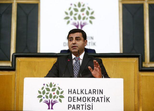 <p>Anayasa’ya göre üye tam sayısının 5’te 1’i, yani 28 sandalye boşalırsa 3 ay içinde ara seçime gidilmesi gerekecek. 59 milletvekili bulunan HDP’de 28 vekil hakkında kesin mahkûmiyet kararı verilirse, ara seçim söz konusu olacak.</p>