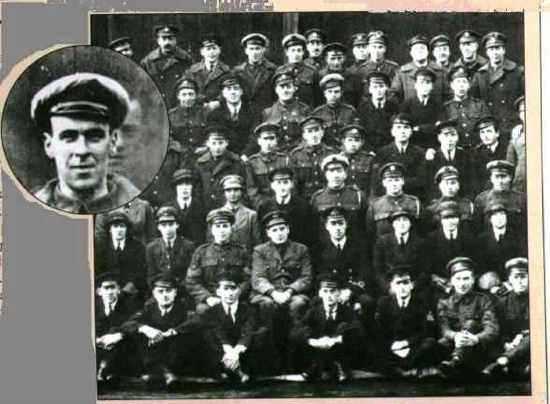 <p>Freddy Jackson’ın Hayaleti: Yanda gördüğünüz fotoğraf 1919 yılında çekilmiş ve Victor Goddard tarafından 1975 yılında bir gazetede yayınlanmış. Bu fotoğraftaki kişiler 1. Dünya savaşı sırasında görevli olan hava takımı. Buraya kadar garip bir şey yok.</p>