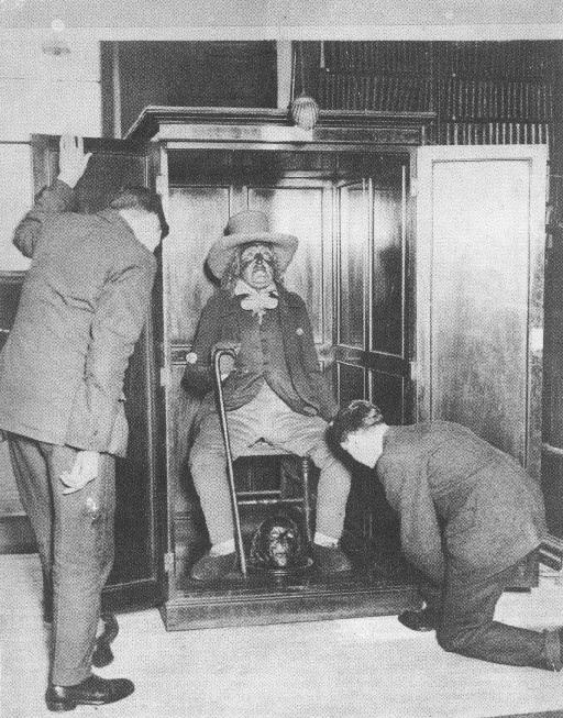 <p>Kapitalizm'in felsefi saç ayaklarından biri olan Faydacılık felsefesinin kurucusu olan Bentham, hayvan haklarının ilk savunucularından biri olarak da kabul ediliyor. Liberalizm'in gelişiminde de önemli katkıları olan Bentham, Anglo-Amerikan hukuk felsefesinin de önemli teorisyenlerinden biri. Ölümünden sonra mumyalanmayı ve kuruluşunda etkin olduğu üniversitenin bir salonunda cam bir kutuda sergilenmeyi vasiyet etti.</p>