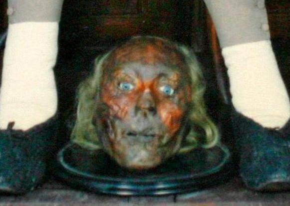 <p>Ancak Bentham'ın kafası bir süre sonra cesed üzerinde sabit duramayınca, balmumundan bir kafa yapıldı ve Bentham'ın gerçek kafası da ayaklarının arasına kondu. Fakat üniversite öğrencilerinin çeşitli şakalarına konu olan bu kafa daha sonra mumyadan farklı "güvenli" bir yerde muhafaza altına alındı</p>