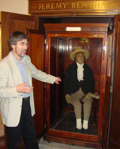 <p>Bentham'ın mumyası üniversitenin kuruluş yıl dönümleri ve önemli kararların alınacağı yönetim kurulu toplantılarına da getirilerek "present but not voting" (burada ama oy kullanamıyor) diye sunuluyor.</p>