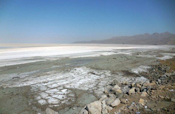 <p>Bir d&ouml;nem İranlıların sahillerinde y&uuml;zd&uuml;ğ&uuml; g&ouml;l&uuml;n y&uuml;zde 94&rsquo;&uuml; kurudu. G&ouml;ldeki 30 milyar metrek&uuml;p sudan yalnızca 2 milyar metrek&uuml;p&uuml; kaldı. Sular &ccedil;ekilince g&ouml;l, b&uuml;y&uuml;k bir tuz &ccedil;&ouml;l&uuml;ne d&ouml;n&uuml;şt&uuml;.</p>
