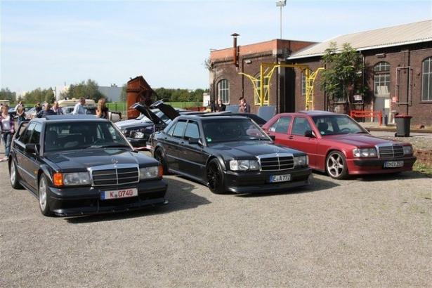 <p>Mercedes severler Almanya'nın Hattingen kentinde buluştu. Mercedes kulübü tarafından her sene düzenlenen etkinlik kapsamında Mercedes klasikleri ve son model Mercedes'ler bir araya geldi. İşte o otomobiller....</p>
<p> </p>