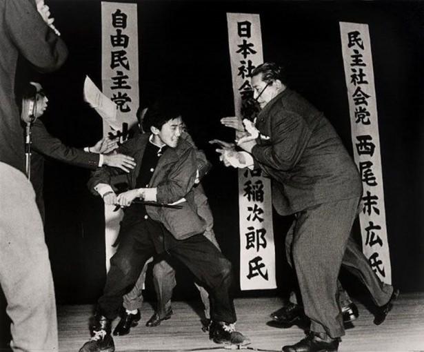<p>17 yaşındaki Otoya Yamaguchi politikacı Inejiro Asanuma´yı Japon kılıcıyla öldürmeden hemen önce. Sonrasında kendisi de öldürülüyor, 1960</p>

<p> </p>
