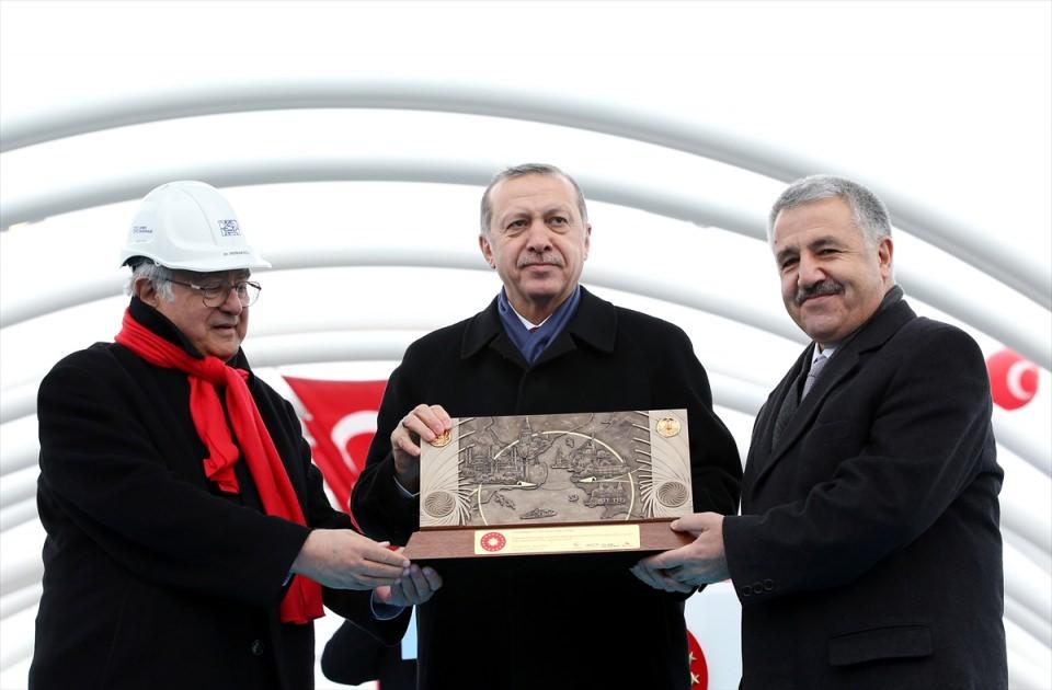 <p><strong>AVRASYA TÜNELİ'NİN ÜCRETİ</strong></p>
<p>Cumhurbaşkanı Erdoğan şöyle konuştu:</p>
<p>''Kardeşlerim yılbaşına kadar buranın ücreti 15 TL olsun. Sayın Başbakan yanlış yapmıyoruz değil mi? Yılbaşına kadar 15 liradan ve TL olarak o güne kadar bu geçişler yapılacak''</p>
<p>Öte yandan tünelden geçen araçlardaki yolcular için ücret alınmayacak.</p>