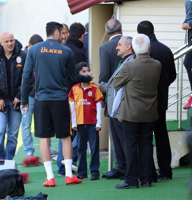 <div>Antrenmandan önce yöneticilerle fotoğraf çektiren Muhammet daha sonra sahaya inip bir süre Galatasaraylı futbolcularla top oynadı.</div>
<div> </div>