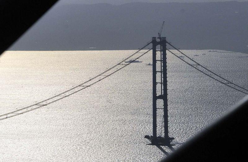 <p>İstanbul ile İzmir arasındaki ulaşım süresini 9 saatten 3,5 saate indirecek Gebze-Orhangazi-İzmir Otoyolu Projesi'nin en büyük ayağını oluşturan köprüdeki çalışmaları, AA ekibi deniz uçağından görüntüledi.</p>
<p> </p>