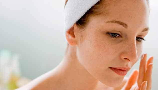 <p>Bunun yanı sıra peeling yapılmayan cilde uygulanan ürünler derine nüfus edemez ve beklenilen etkiyi göstermez.</p>