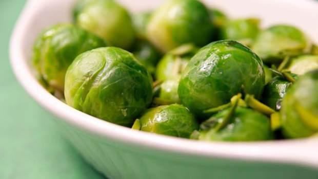 <p>- Lahananın küçüğü olarak bilinen bürüksel lahanasının faydaları saymakla bitmiyor.</p>
<p>- Lif, protein, mineral ve antioksidan bakımından zengin olan brüksel lahanası birçok kişinin diyet listesinin başında yer alır.</p>