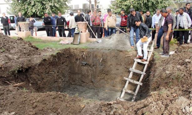 <p>Kazıyı sürdüren görevliler, bir süre sonra da 3 insan kafatasına ulaştı. haber verilen polis, bölgeyi güvenlik çemberine alarak çalışmayı durdurup, inceleme yaptı. </p>