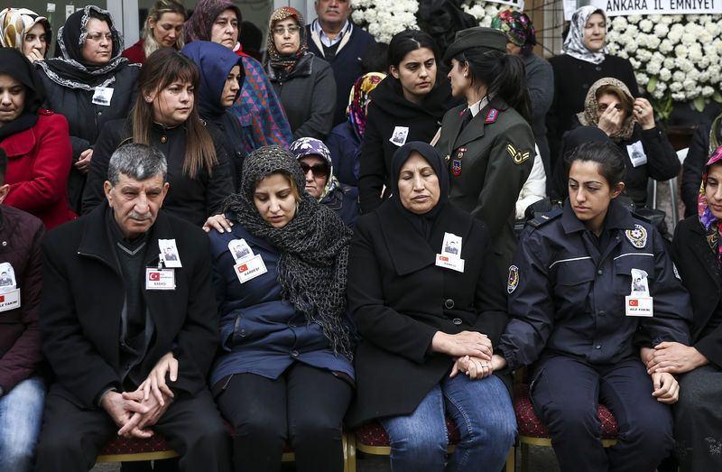 <p> Mardin'in Nusaybin ilçesinde terör örgütü PKK'ya yönelik operasyonda şehit olan Jandarma Uzman Çavuş Emre Tunca için Cami-i Kebir de tören düzenlendi. Törene şehidin babası Bahtiyar Tunca (solda), kız kardeşi Gamze Coşku (sol2), annesi Saniye Tunca (sağ2) ve nişanlısı Kübra Konuk (sağda) katıldı.</p>