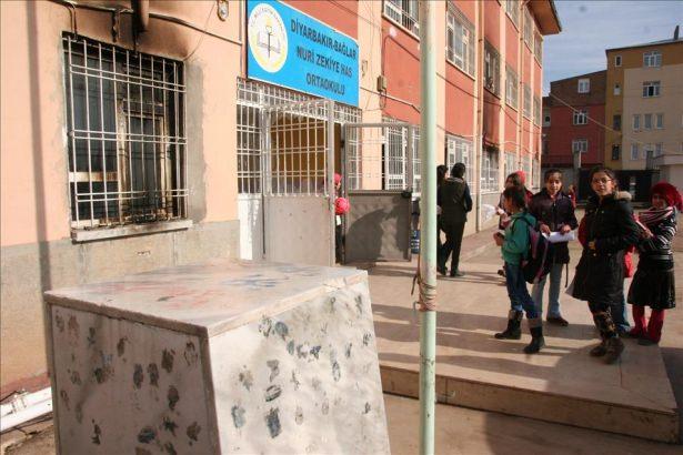 <p>Dersliklerin hasar görmediğini belirten yetkililer, temizlik çalışmasının ardından okulun yarın eğitime hazır hale getirileceğini kaydetti.</p>